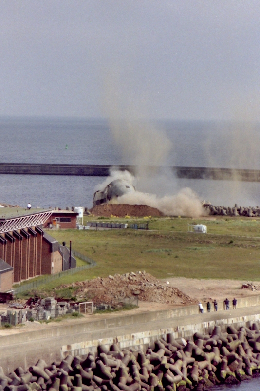 Sprengung des Windkraftwerks Growian 2 auf Helgoland.