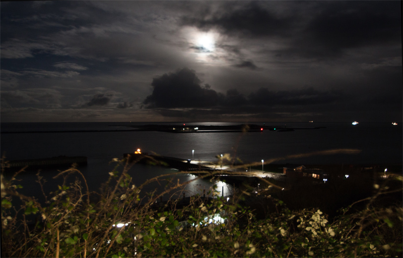 Prachtvolles Lichtspiel des Mondes mit den Wolken am nächtlichen Himmel von Helgoland aus gesehen.