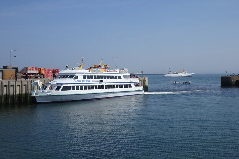 Passagierschiff Adler-Express im Helgoländer Scheibenhafen.
