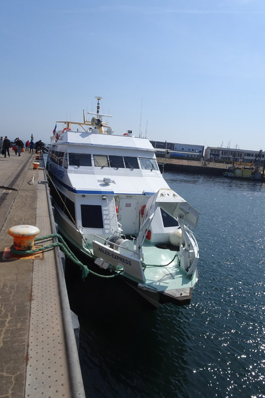 Passagierschiff Adler-Express im Helgoländer Scheibenhafen.