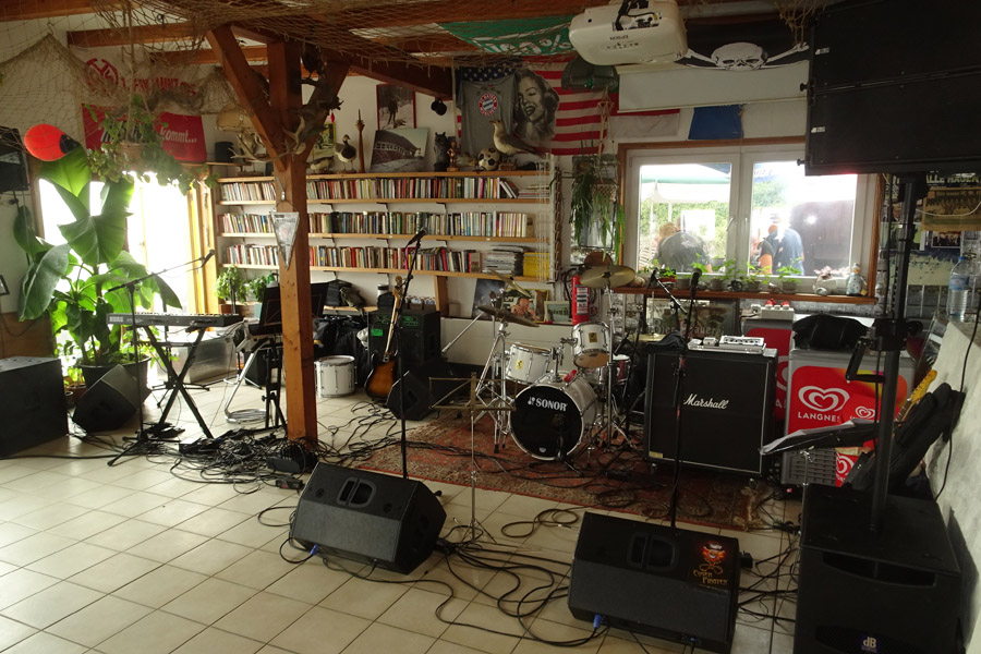 Im Innenraum des Dünenrestaurants wurde alles rausgeräumt für den Live-Auftritt der Rockband Elephant.