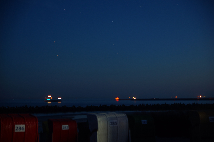 Die Helgoland (Frachter) unter dem Lichte von Antares, Mars und Saturn.