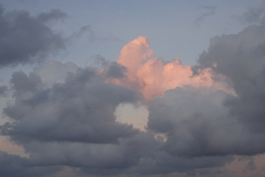 Abendwolken mit einer Lücke in Herzform.