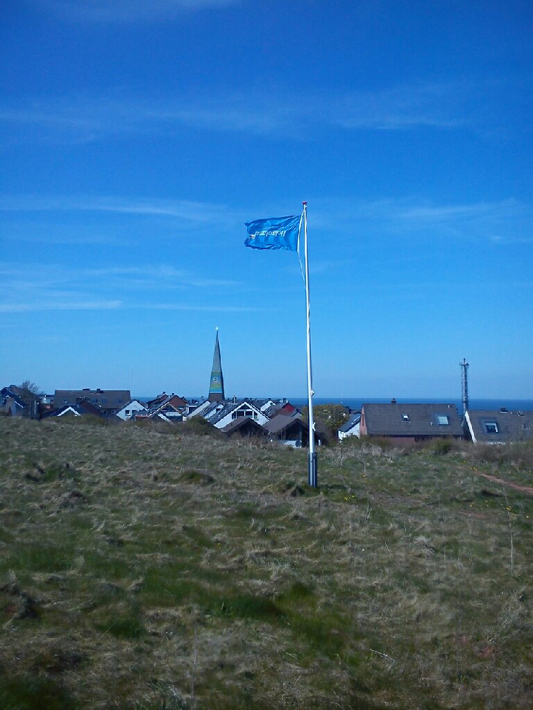 Das neue Helgoland-Logo als Flagge am Klippenrandweg beim Berliner Bären.