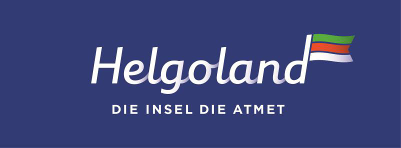 Das neue Helgoland Logo, eine Flagge mit blauem Grund, dem zentrierten Schriftzug Helgoland und darunter Die Insel die atmet, zusätzlich ist am d von Helgoland die grünrotweiße Inselflagge zu sehen.