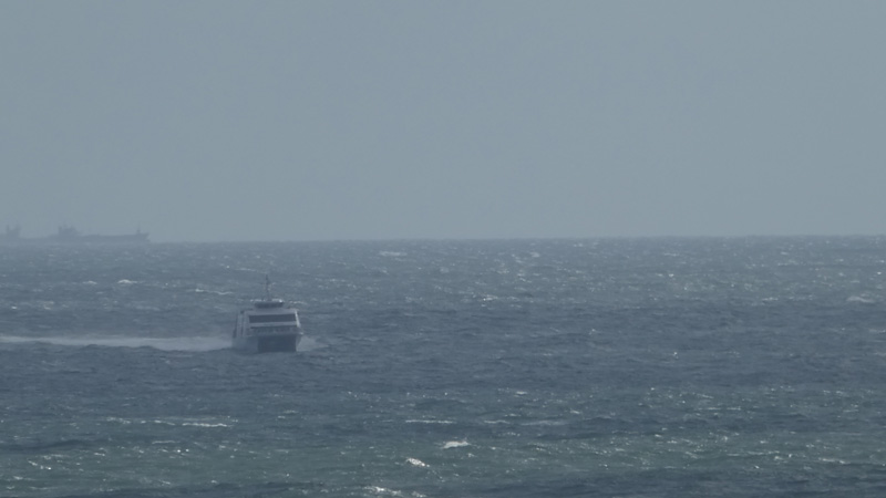 Die Halunder Jet auf offener See vor Helgoland.