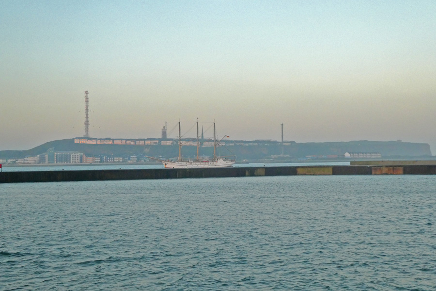 Ein Dreimast-Gaffelschoner vor der Kulisse Helgoland.