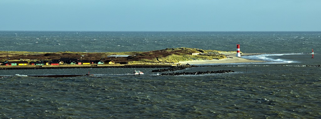 Rollende Brecher an der Dünehafenmole.