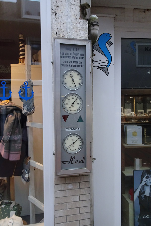Wetterstation an einer Hauswand im Lung Wai auf Helgoland.