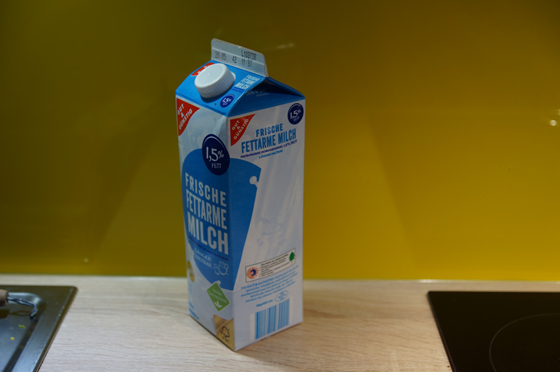 Milchverpackung Tetrapack mit Plastik-Schraubverschluss