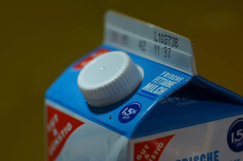 Milchverpackung Tetrapack mit Plastik-Schraubverschluss