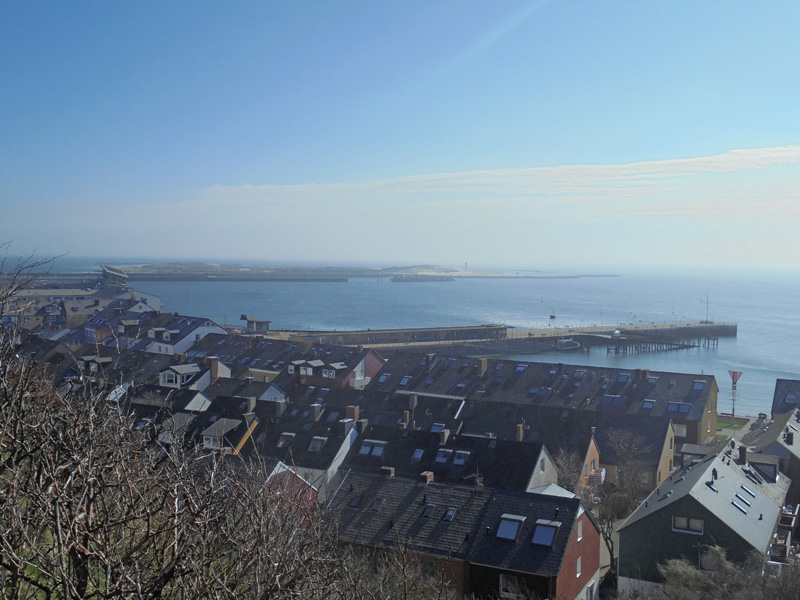 Blick vom Falm zur Düne bei sonnigem Wetter.
