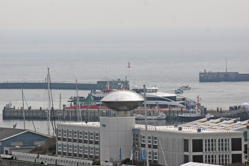 Der Neubau des Katamaran Halunder Jet zur Jungfernfahrt nach Helgoland zum ersten Mal im Vorhafen Helgolands.