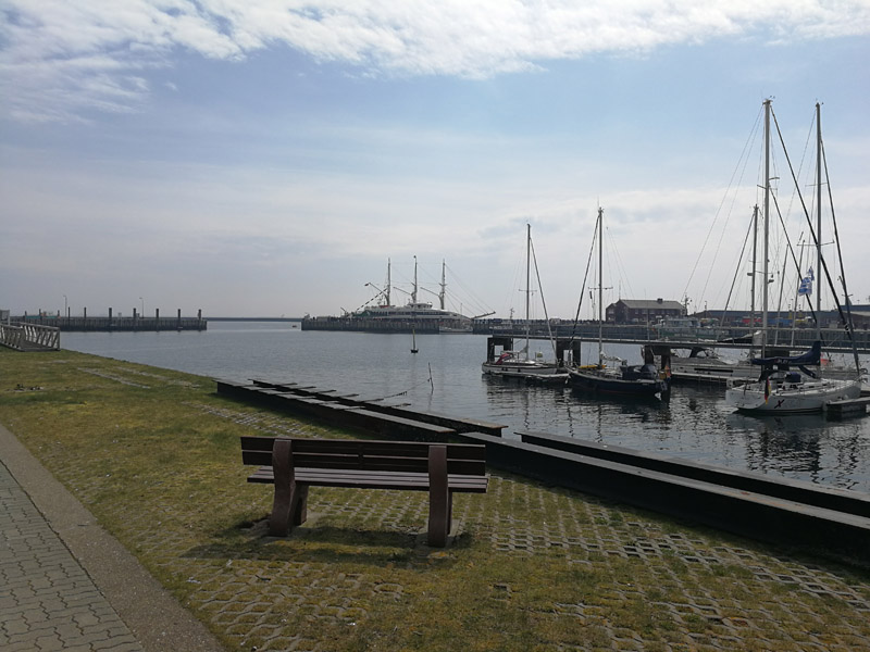 Der Neubau des Katamaran Halunder Jet zur Jungfernfahrt nach Helgoland zum ersten Mal im Vorhafen Helgolands.