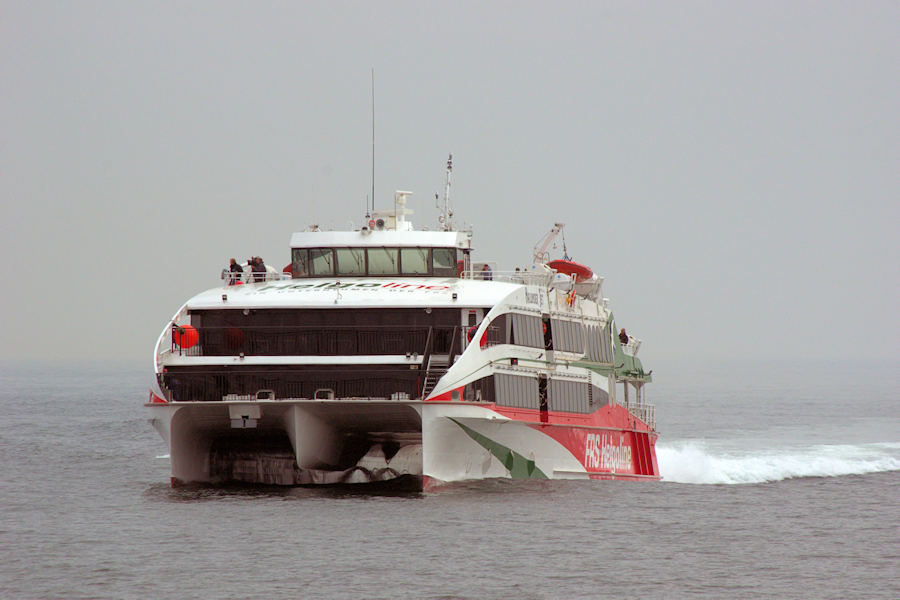 Der Neubau des Katamaran Halunder Jet zur Jungfernfahrt nach Helgoland zum ersten Mal im Vorhafen Helgolands.