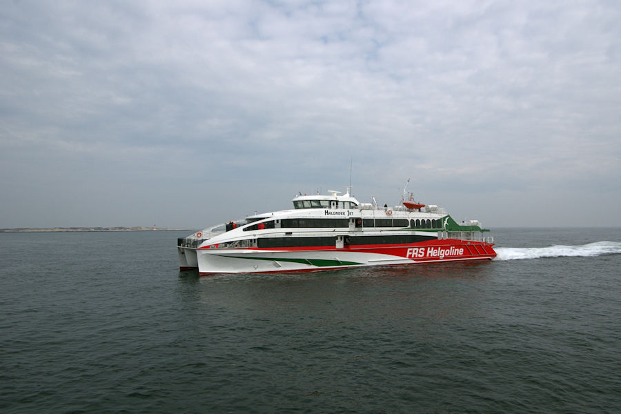 Der Neubau des Katamaran Halunder Jet zur Jungfernfahrt nach Helgoland zum ersten Mal im Vorhafen Helgolands.