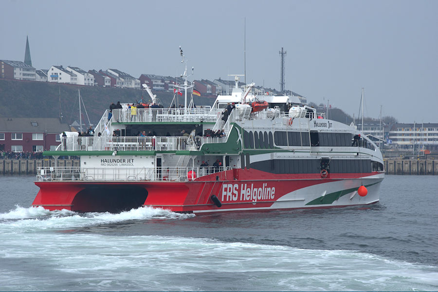 Der Neubau des Katamaran Halunder Jet zur Jungfernfahrt nach Helgoland zum ersten Mal im Vorhafen Helgolands.