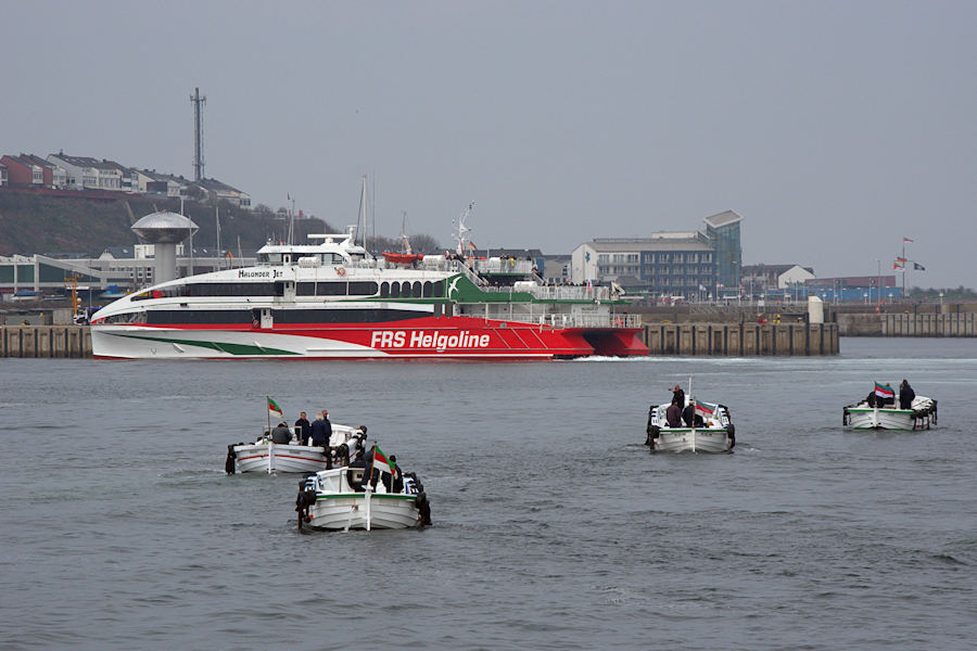 Der Neubau des Katamaran Halunder Jet zur Jungfernfahrt nach Helgoland zum ersten Mal im Vorhafen Helgolands.