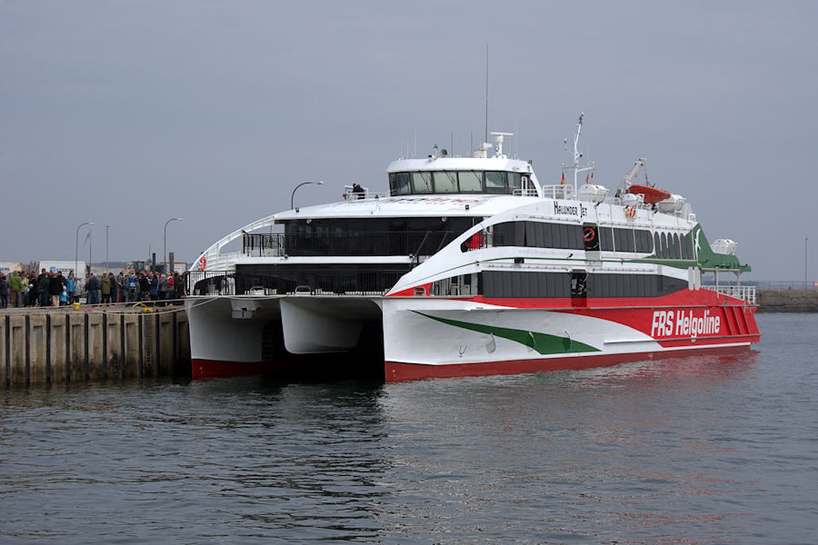 Der Neubau des Katamaran Halunder Jet zur Jungfernfahrt nach Helgoland zum ersten Mal im Vorhafen Helgolands.