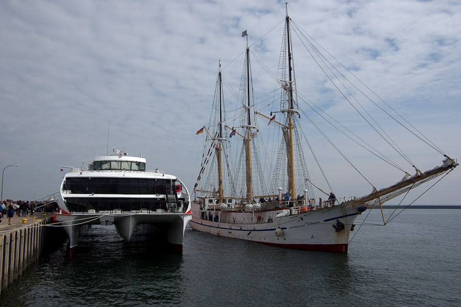 Der Neubau des Katamaran Halunder Jet zur Jungfernfahrt nach Helgoland zum ersten Mal im Vorhafen Helgolands.