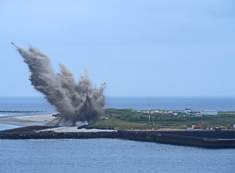 Nordstrand der Düne mit Explosionswolke einer Bombensprengung.