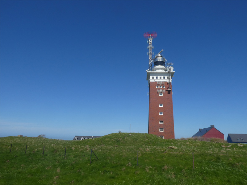 Der Leuchtturm auf dem Oberland Helgolands.