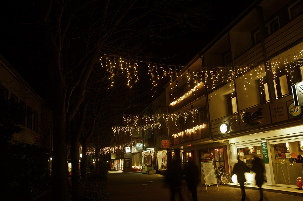 Weihnachtliche Beleuchtung von Geschäftsleuten in der Siemensterrasse Helgolands.