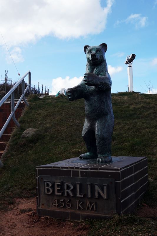 Die Statue des Berliner Bären an der Südspitze Helgolands.