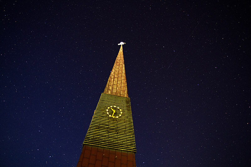 Helgolands Sternhimmel Richtung Norden mit dem Kirchturm im Vordergrund.