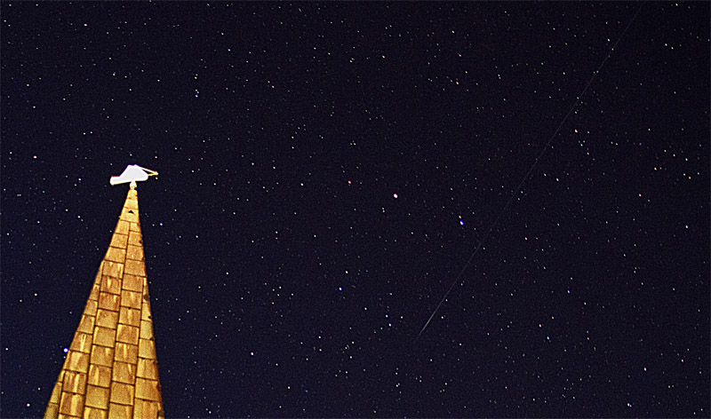 Helgolands Sternhimmel Richtung Norden mit dem Kirchturm im Vordergrund.