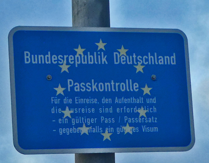 Das Schild Passkontrolle der Europäischen Union auf Helgoland .