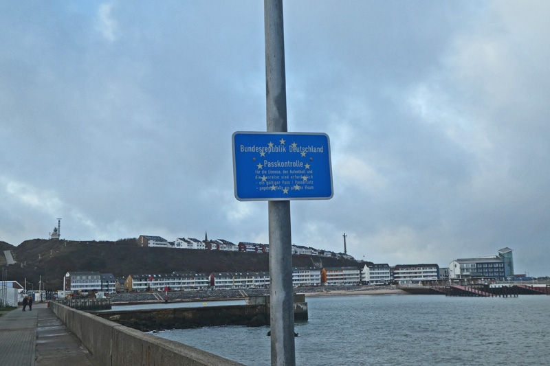 Das Schild Passkontrolle der Europäischen Union auf Helgoland.