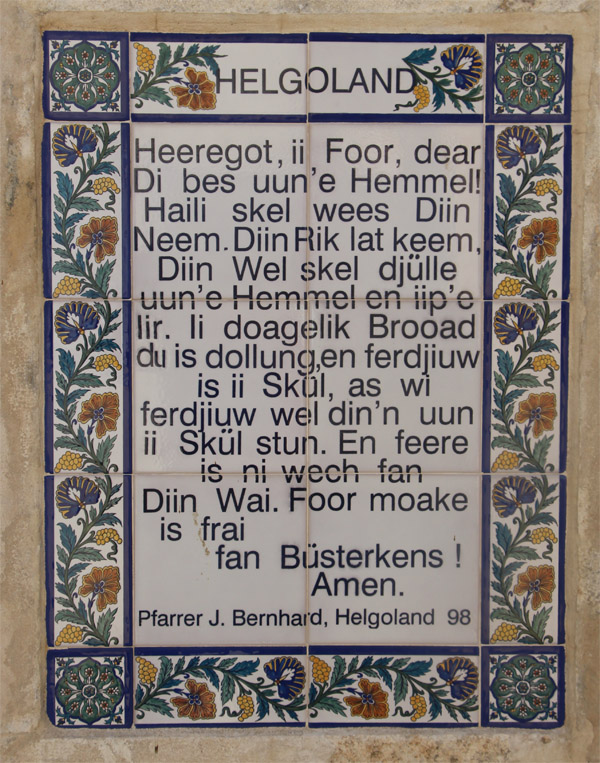 Eine von Pfarrer Bernhard gestiftete Majolikaplatte mit dem Vater unser auf helgoländisch in Jerusalem in der Pater Noster-Kirche.