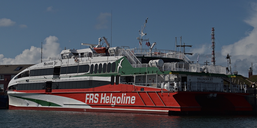 Der Halunder Jet mit seiner markanten Lackierung hat am Westdamm in Helgolands Vorhafen festgemacht.