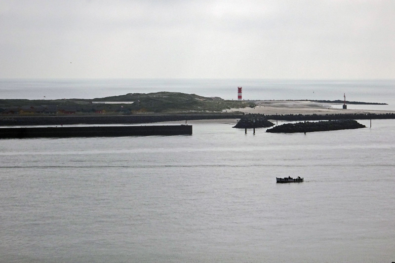 Eine Helgoländer Börteboot am Anfang einer Inselrundfahrt zwischen Düne und Helgoland.