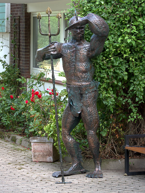 Eine Neptun-Skulptur in Menschengröße vor Haus Neptun auf Helgoland.