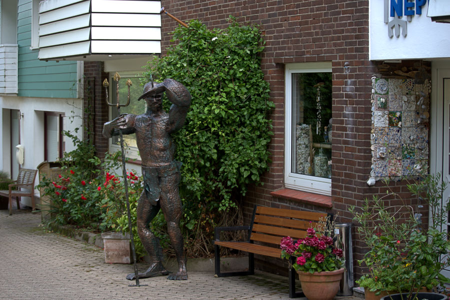 Eine Neptun-Skulptur in Menschengröße vor Haus Neptun auf Helgoland.