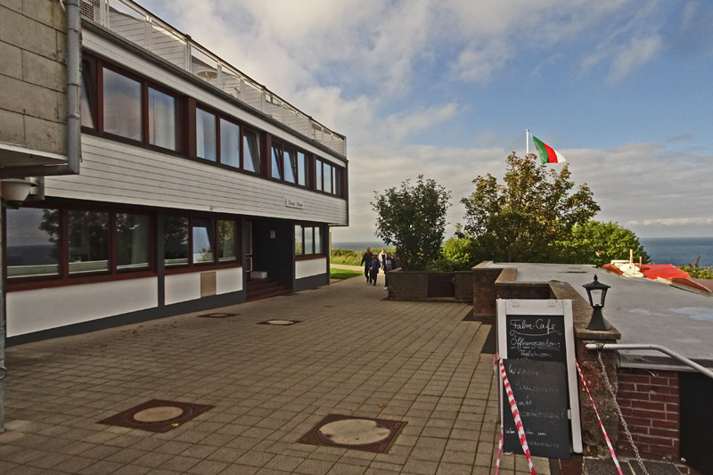 Der Norderfalm auf Helgoland mit Haus Rooad Weeter links und dem Garten am Klippenrand rechts.