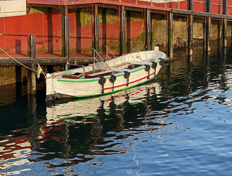 Ein Helgoländer Börteboot an Treppe 4 der Helgoländer Landungsbrücke .