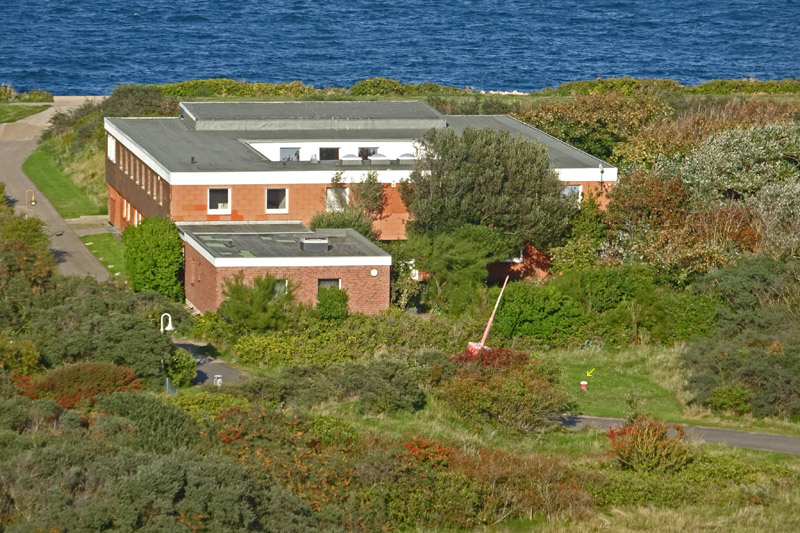 Das Mielck-Haus im Nordostgelände Helgolands vom Klippenrand bei der Schrebergartenanlage aus gesehen.