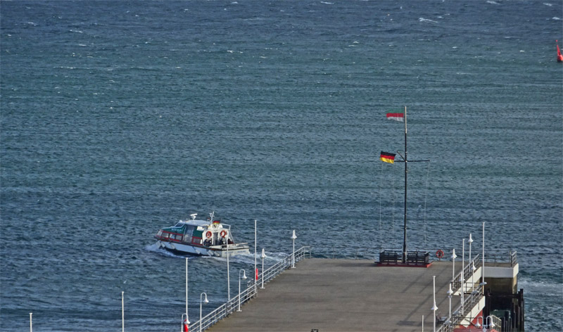 Dünefähre Witte Kliff auf Helgoland umrundet den Landungsbrückenkopf.