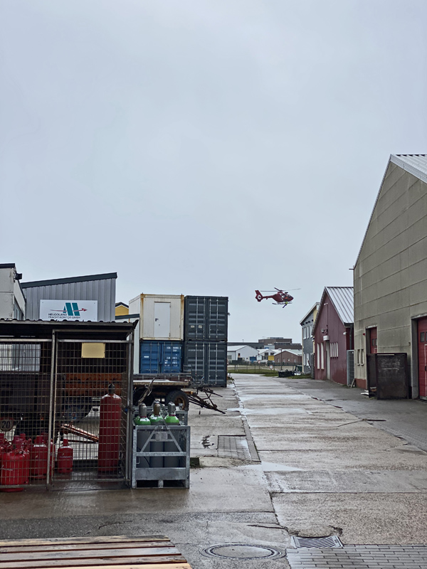 Ein Hubschrauber der Offshore-Firmen macht Übungen am Hubschrauberlandeplatz auf Helgoland.