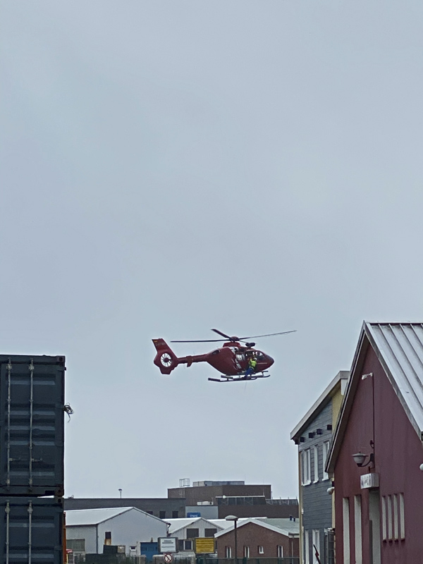 Ein Hubschrauber der Offshore-Firmen macht Übungen am Hubschrauberlandeplatz auf Helgoland.