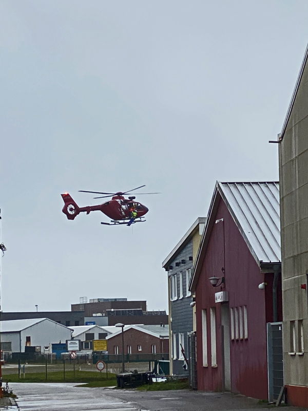 Ein Hubschrauber der Offshore-Firmen macht Übungen am Hubschrauberlandeplatz auf Helgoland.