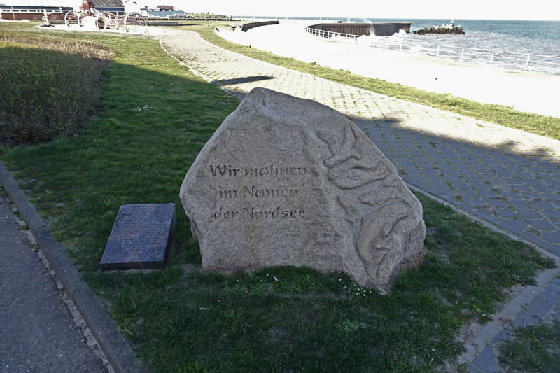 Die Gedenksteine Wir mahnen im Namen der Nordsee am neuen Standort an der Kurpromenade zwischen Landungsbr&uuml;cke und Nordosthafen.