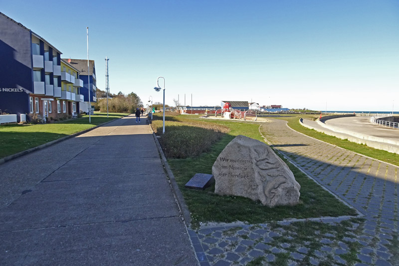 Die Gedenksteine Wir mahnen im Namen der Nordsee am neuen Standort an der Kurpromenade zwischen Landungsbr&uuml;cke und Nordosthafen.