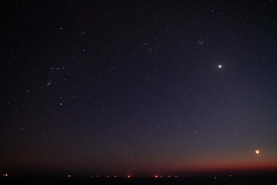 Nachthimmel im Westen Helgolands mit Orion, Stier, Plejaden und zunehmenden Mond und Venus.