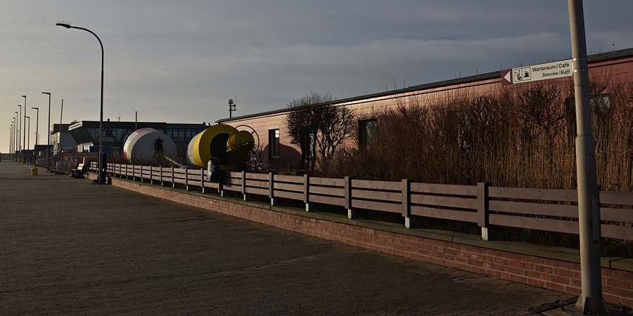 Hinweisschild zum Warteraum am Vorhafen auf Helgoland.