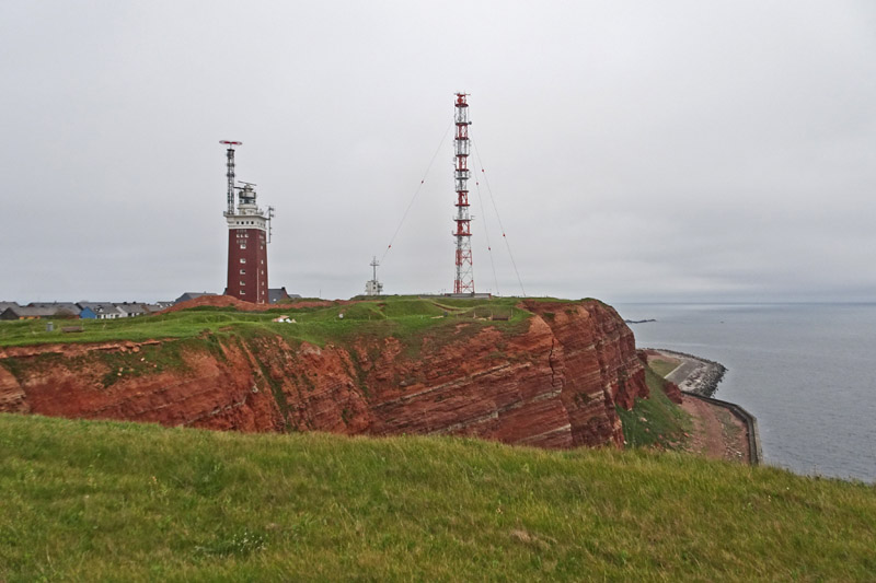 Westseite Helgoland von Norden aus mit Leuchtturm und Telekommast.
