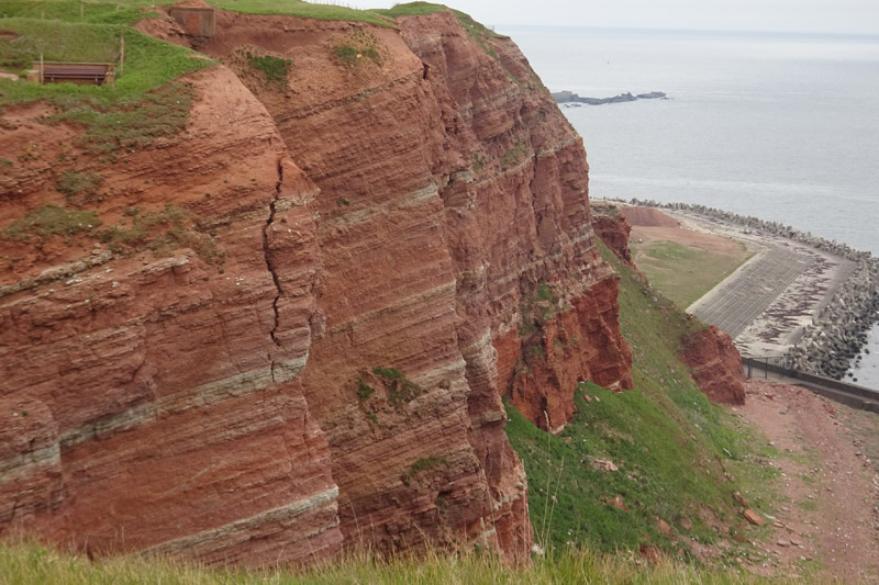 Westseite Helgoland von Norden aus mit Leuchtturm und Telekommast.
